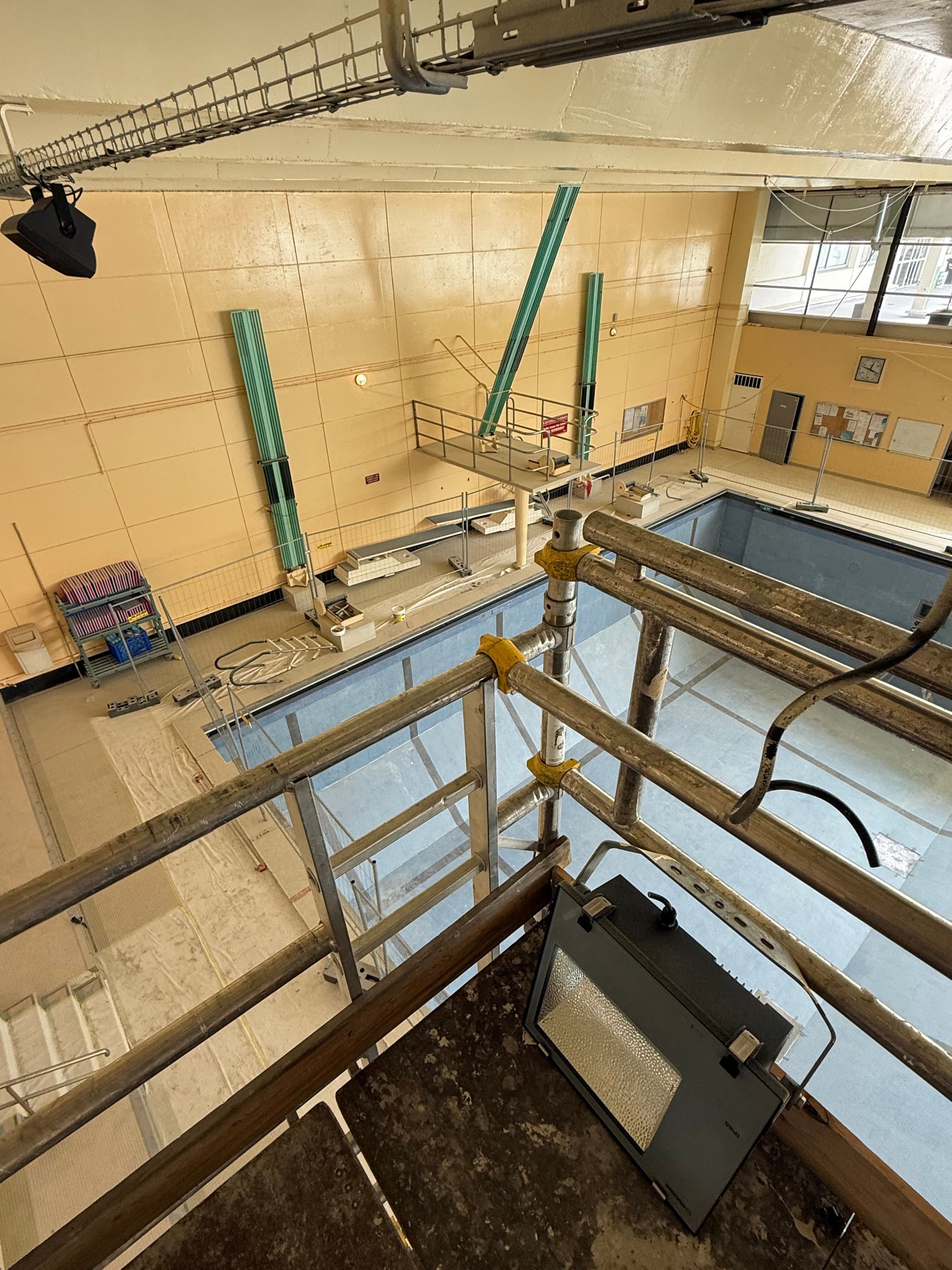 Relamping LED d’une Piscine Municipale à Saint-Maur-des-Fossés (94100) - Modernisation de l’Éclairage du Bassin Brossolette